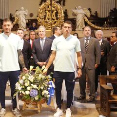 Multitudinaria ofrenda a la Virgen encabezada por Jorge Mas