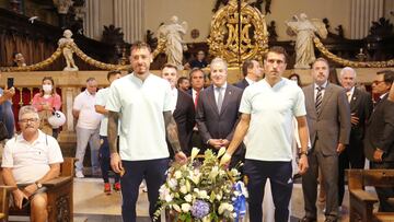 Cristian Álvarez y Zapater portan la cesta floral por delante del presidente Jorge Mas.