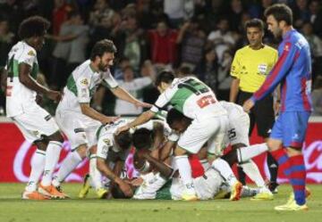 1-0.Boakye celebra con sus compañeros el primer gol.