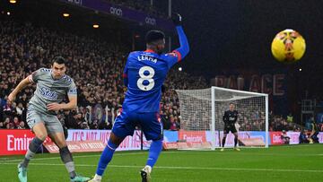 Lerma busca el gol, pero habrá replay ante Everton por FA Cup