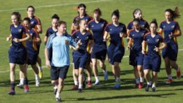 Algunas de las integrantes de la selección femenina de fútbol se ejercitan en vísperas de la Eurocopa de Suecia.
