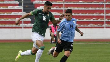 Bolivia's Rodrigo Ramallo (L) and Uruguay's Lucas Torreira vie for the ball during their South American qualification football match for the FIFA World Cup Qatar 2022 at the Hernando Siles Olympic Stadium in La Paz on November 16, 2021. (Photo b