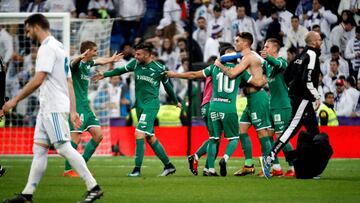 GRAF6750. Madrid, 24/01/2018.- Los jugadores del Leganés celebran su pase a las semifinales de la Copa del Rey tras derrotar al Real Madrid en el encuentro que han disputado esta noche en el estadio Santiago Bernabéu, en Madrid. EFE /Juanjo