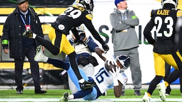 PITTSBURGH, PENNSYLVANIA - NOVEMBER 02: Treylon Burks #16 of the Tennessee Titans falls on an incomplete reception play while defended by Levi Wallace #29 of the Pittsburgh Steelers in the fourth quarter at Acrisure Stadium on November 02, 2023 in Pittsburgh, Pennsylvania.   Joe Sargent/Getty Images/AFP (Photo by Joe Sargent / GETTY IMAGES NORTH AMERICA / Getty Images via AFP)