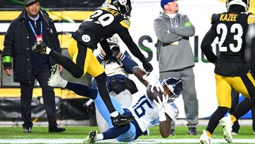 PITTSBURGH, PENNSYLVANIA - NOVEMBER 02: Treylon Burks #16 of the Tennessee Titans falls on an incomplete reception play while defended by Levi Wallace #29 of the Pittsburgh Steelers in the fourth quarter at Acrisure Stadium on November 02, 2023 in Pittsburgh, Pennsylvania. Joe Sargent/Getty Images/AFP (Photo by Joe Sargent / GETTY IMAGES NORTH AMERICA / Getty Images via AFP)