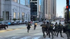 Un repartidor confronta y huye de los agentes del ICE en bicicleta