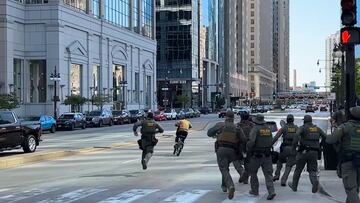 Un repartidor confronta y huye de los agentes del ICE en bicicleta