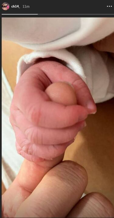 Chicharito celebra el día del padre...convirtiéndose en padre