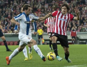 Los centrocampista del Espanyol Víctor Sánchez y el centrocampista del Athletic Ander Iturraspe.