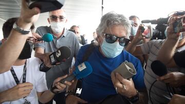 Jorge Messi, en el aeropuerto de Barcelona.