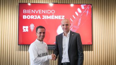 08-10-25. BORJA JIMÉNEZ, JUNTO AL PRESIDENTE EJECUTIVO DEL SPORTING, DAVID GUERRA, TRAS LA FIRMA DEL ACUERDO PARA ENTRENAR AL EQUIPO ROJIBLANCO.