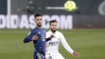 Brais y Nacho siguen el bal&oacute;n en una jugada del Real Madrid-Celta de la jornada 17 de LaLiga Santander.
