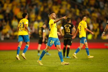 La estrella del derbi canario. Su doblete dinamitó al eterno rival y decantó la balanza. No es fácil ser tan importante en un equipo que maneja Jonathan Viera, el verdadero mago amarillo.