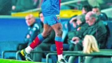 <b>CAMBIO. </b>Samuel Etoo se retira del derbi, el pasado sábado.