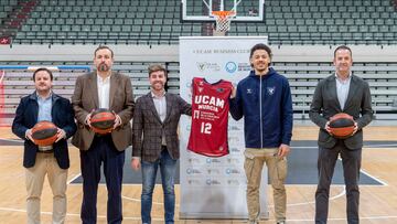 Antonio Gomez-Fayren Serrano (vicepresidente del UCAM Murcia), Alejandro Gómez (director general del UCAM Murcia), Fran Sánchez (director general de Deportes de la Región de Murcia), Jonah Radebaugh y José Miguel Garrido (director comercial y de marketing del UCAM Murcia).