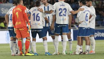 El guardameta Juan Soriano, de espaldas en la imagen, uno de los futbolistas andaluces del Tenerife.