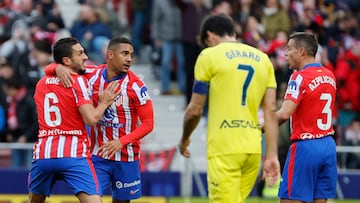 Samuel Lino se abraza con Koke tras lograr el gol ante el Villarreal.