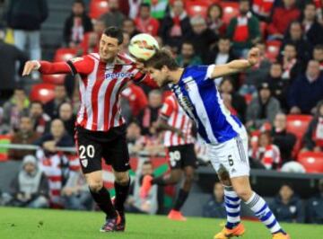 Íñigo Martínez con Artiz Aduriz.
