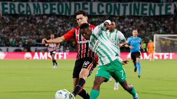AME9553. MEDELLÍN (COLOMBIA), 12/08/2025.- Marlos Moreno (d) de Nacional disputa un balón con Nahuel Ferraresi de Sao Paulo este martes, en un partido de los octavos de final de la Copa Libertadores entre Atlético Nacional y Sao Paulo en el estadio Atanasio Girardot en Medellín (Colombia). EFE/Mauricio Dueñas Castañeda