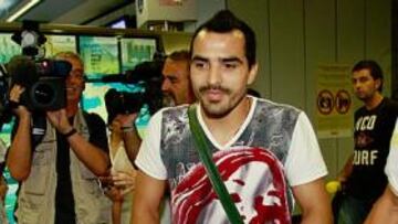 <b>EXPECTACIÓN. </b>Claudio Morel fue una de las atracciones ayer a su llegada al aeropuerto de Alvedro.