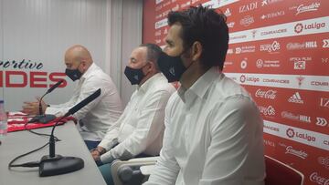 Lolo Escobar, junto al presidente Alfredo de Miguel y el director deportivo Chema Aragón, en su presentación oficial.