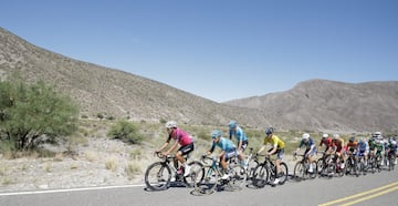 Fernando Gaviria ganó la cuarta etapa de la carrera argentina. Se impuso en el embalaje ante Peter Sagan y celebró por primera vez con el Movistar Team.