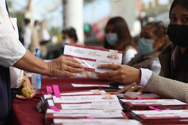 Pensión Bienestar: dónde cobrarla y qué bancos cobran comisión