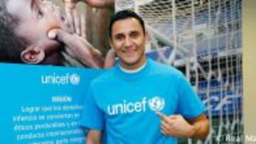 Keylor, con la camiseta de UNICEF.