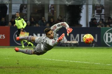 Con 18 años recién cumplidos y tras dos buenas temporadas al frente de la porterí­a del Milan, el joven portero internacional italiano se ha convertido en el objetivo de los principales clubes europeos.