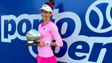Georgina Garc&iacute;a P&eacute;rez posa con el t&iacute;tulo de campeona del Torneo ITF de Oporto.