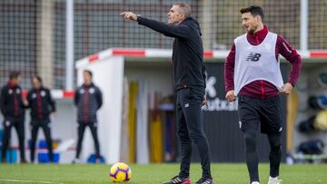Garitano da órdenes en presencia de Aduriz durante un entreno del Athletic.