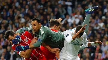 Keylor Navas despeja el balón ante Varane y Hummels.