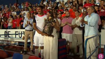Abdón Prats recibe el Trofeo Agricultura 2025 ganado por el Mallorca en Sa Pobla.