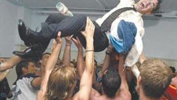 Vázquez celebró el ascenso con sus jugadores por todo lo alto.