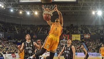Ryan Hollins machaca ante Ivan Buva y Scott Bamforth.