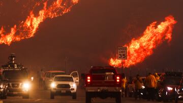 El incendio Hughes se ha extendido a al menos 5,054 acres en el condado de Los Angeles y Ventura. Estas zonas deben evacuar.
