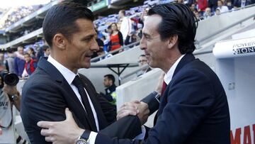 Emery saluda a Galca antes del duelo.