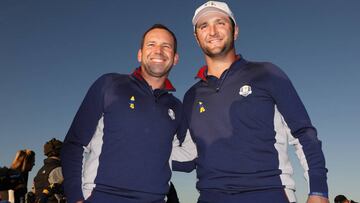 Sergio Garc&iacute;a y Jon Rahm posan antes de un entrenamiento con el equipo de Europa para la Ryder Cup en Le Golf National de Par&iacute;s, Francia.