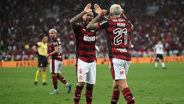 Vidal celebra con Pedro en el Flamengo-Vélez.