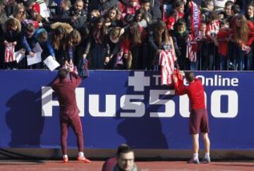 Simeone y Gabi firman autógrafos a los aficionados.