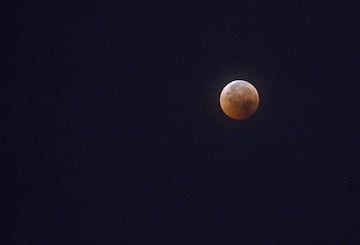 Imagen del eclipse lunar con luna de sangre 2018 desde Daca, la capital de Bangladés.