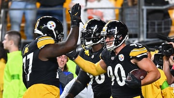 PITTSBURGH, PENNSYLVANIA - SEPTEMBER 18: T.J. Watt #90 of the Pittsburgh Steelers is congratulated by Broderick Jones #77 after scoring a touchdown on a fumble recovery against the Cleveland Browns during the fourth quarter at Acrisure Stadium on September 18, 2023 in Pittsburgh, Pennsylvania. Joe Sargent/Getty Images/AFP (Photo by Joe Sargent / GETTY IMAGES NORTH AMERICA / Getty Images via AFP)