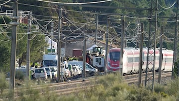 Imagen de la zona del accidente ferroviario con los convoyes de trenes siniestrados. A 19 de enero de 2026, en Adamuz, Córdoba (Andalucía, España). La cifra de fallecidos se ha elevado a 39, según han fuentes del Ministerio de Interior, tras el descarrilamiento registrado sobre las 19,45 horas de este domingo, 18 de enero, de un tren Iryo 6189 en el que viajaban unas 300 personas y que cubría el trayecto Málaga-Puerta de Atocha, ocurrido en los desvíos de entrada a la vía 1 de la estación de Adamuz (Córdoba), lo que provocó que el vehículo invadiera la vía contigua.
19 ENERO 2026
Joaquin Corchero / Europa Press
19/01/2026