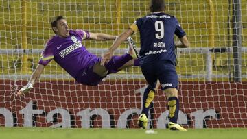 Colombia's Atletico Nacional goalkeeper Franco Armani (L) vies for the ball with Argentina's Rosario Central forward Marco Ruben during their Copa Libertadores 2016 quarterfinals first leg football match at the "Gigante de Arroyito" stadium in Rosario, Santa Fe, Argentina, on May 12, 2016. / AFP PHOTO / JUAN MABROMATA