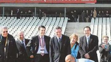 <b>PREPARADO. </b>El namibio Frankie Fredericks, retirado del atletismo hace unos meses, amaga una salida en el estadio de La Peineta, ante el alcalde de Madrid y Feliciano Mayoral.
