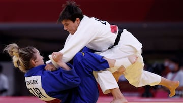 EVE760. TOKIO (JAP&Oacute;N), 24/07/2021.- Julia Figueroa (arriba) de Espa&ntilde;a combate con Gulkader Senturk de Turqu&iacute;a en los 48 kg femeninos de judo en los Juegos Ol&iacute;mpicos 2020, en el estadio Nippon Budokan en Tokio (Jap&oacute;n). EFE/ Juan Ignacio Roncoroni