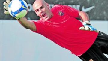 <b>RENDIMIENTO. </b>Víctor Valdés camina hacia su segundo premio Zamora, con 24 goles recibidos.