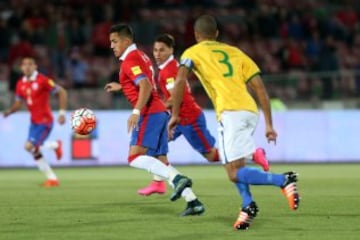 El jugador de la selección chilena Alexis Sánchez (i) disputa el balón con el futbolista Miranda (d) de Brasil hoy, jueves 8 de octubre de 2015, durante el partido entre Chile y Brasil en el Estadio Nacional de Santiago de Chile, por la primera fecha de las eliminatorias suramericanas al Mundial Rusia 2018. 