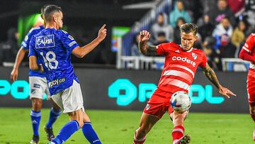 AME6376. MIAMI (ESTADOS UNIDOS), 14/01/2023.- Bruno Zuculini (d) de River Plate disputa el balón con Daniel Giraldo de Millonarios, durante un partido amistoso en el DRV PNK Stadium, en Miami (Estados Unidos). EFE/ Giorgio Viera