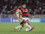 Soccer Football - Copa Libertadores - Group A - Flamengo v Independiente Medellin - Estadio Maracana, Rio de Janeiro, Brazil - April 16, 2026 Flamengo's Ayrton Lucas in action with Independiente Medellin's Leyser Chaverra REUTERS/Sergio Moraes